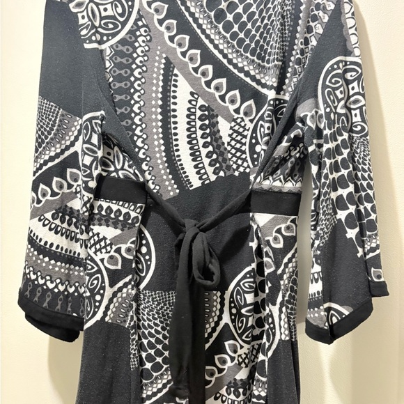 Black and White Patterned Tunic Top - Picture 4 of 5